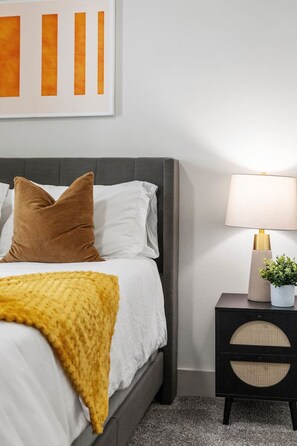 1 bedroom, desk, WiFi