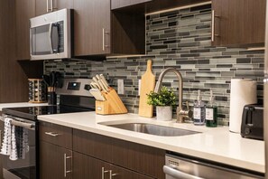 食器洗い機、コーヒー / ティーメーカー、調理器具と食器、ダイニングテーブル