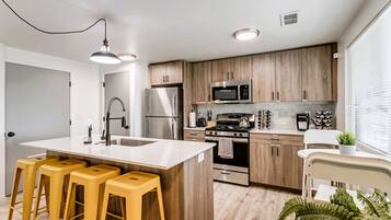 Refrigerador, microondas, horno, placa de cocina