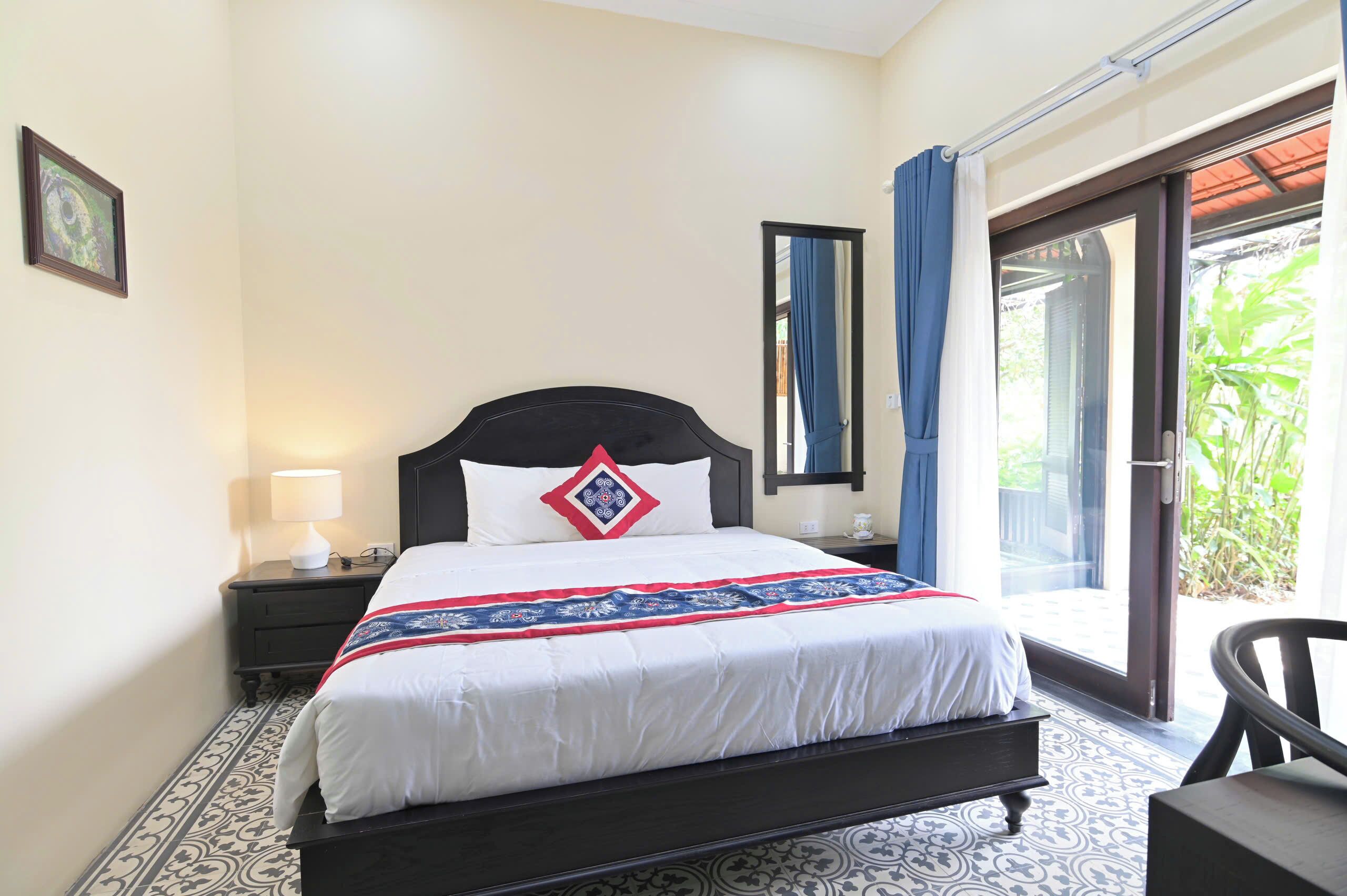 Bungalow Deluxe, balcone, vista giardino | Una scrivania, insonorizzazione, ferro/asse da stiro, Wi-Fi gratuito