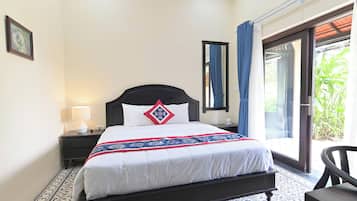 Deluxe Bungalow, Balcony, Garden View | Desk, soundproofing, iron/ironing board, free WiFi