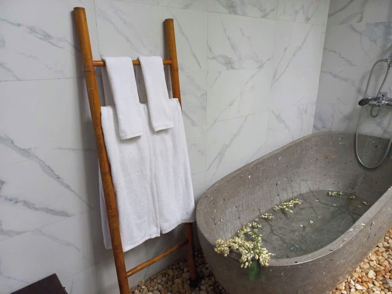 Bungalow Deluxe, ban công, quang cảnh vườn | Phòng tắm | Máy sấy tóc, dép đi trong nhà, khăn tắm, xà phòng 