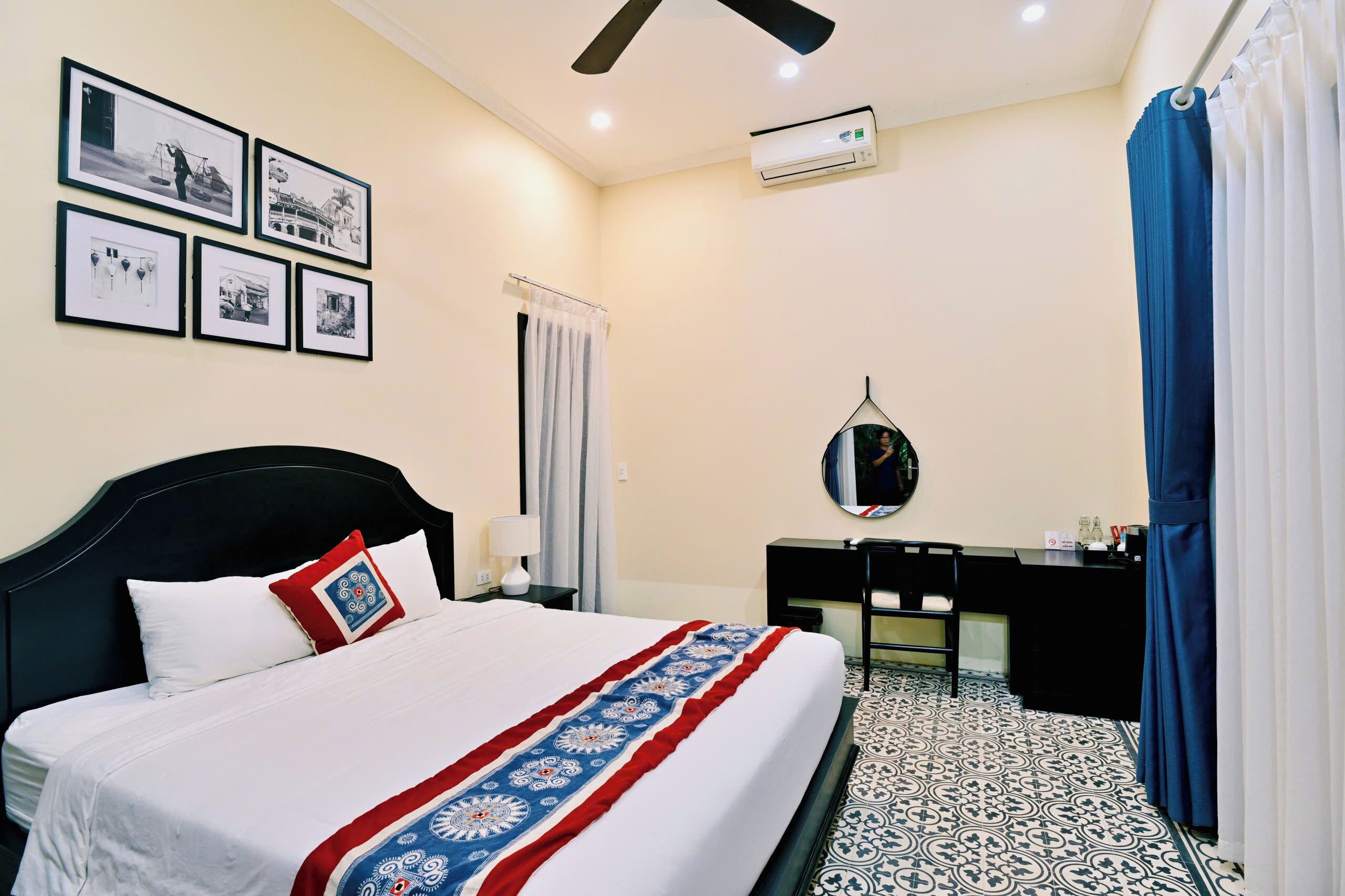 Bungalow Deluxe, ban công, quang cảnh vườn | Bàn, phòng cách âm, bàn ủi/dụng cụ ủi quần áo 