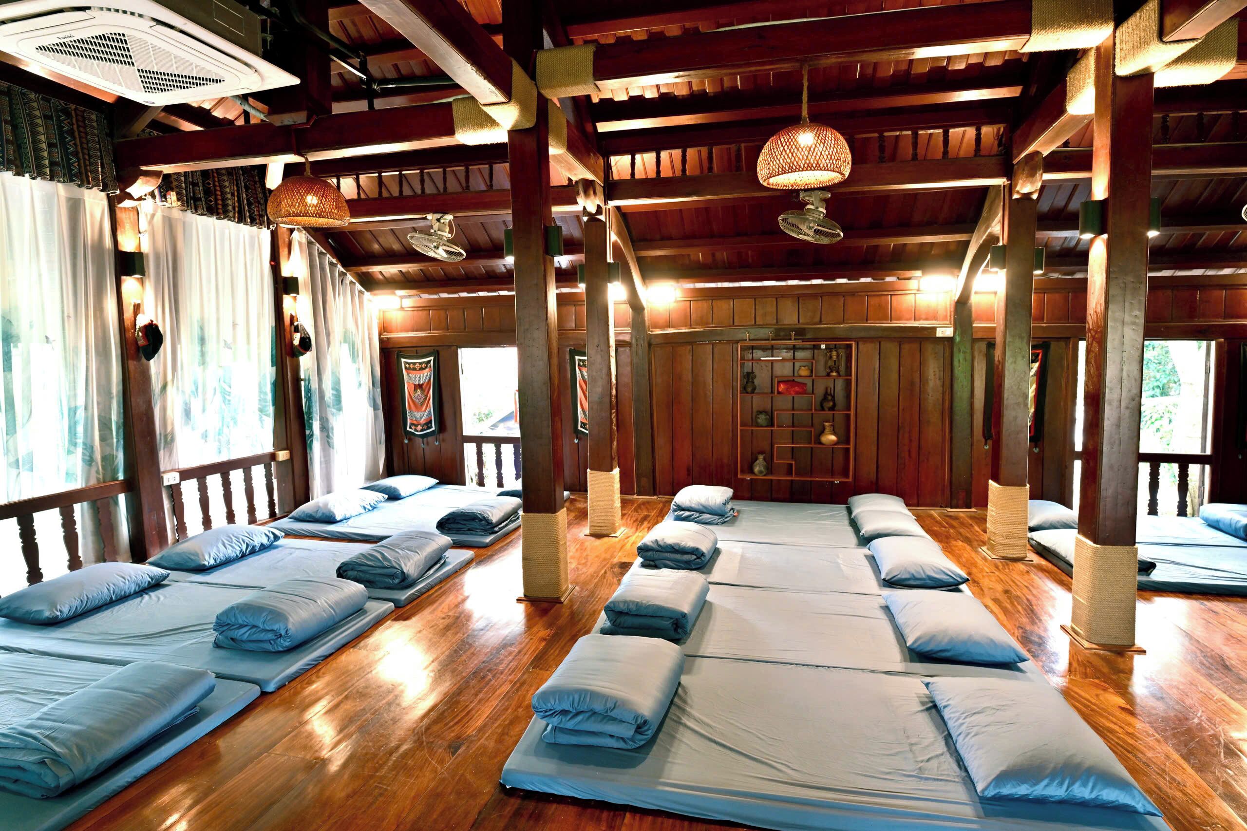 Muebles diferentes, escritorio y sistema de insonorización 