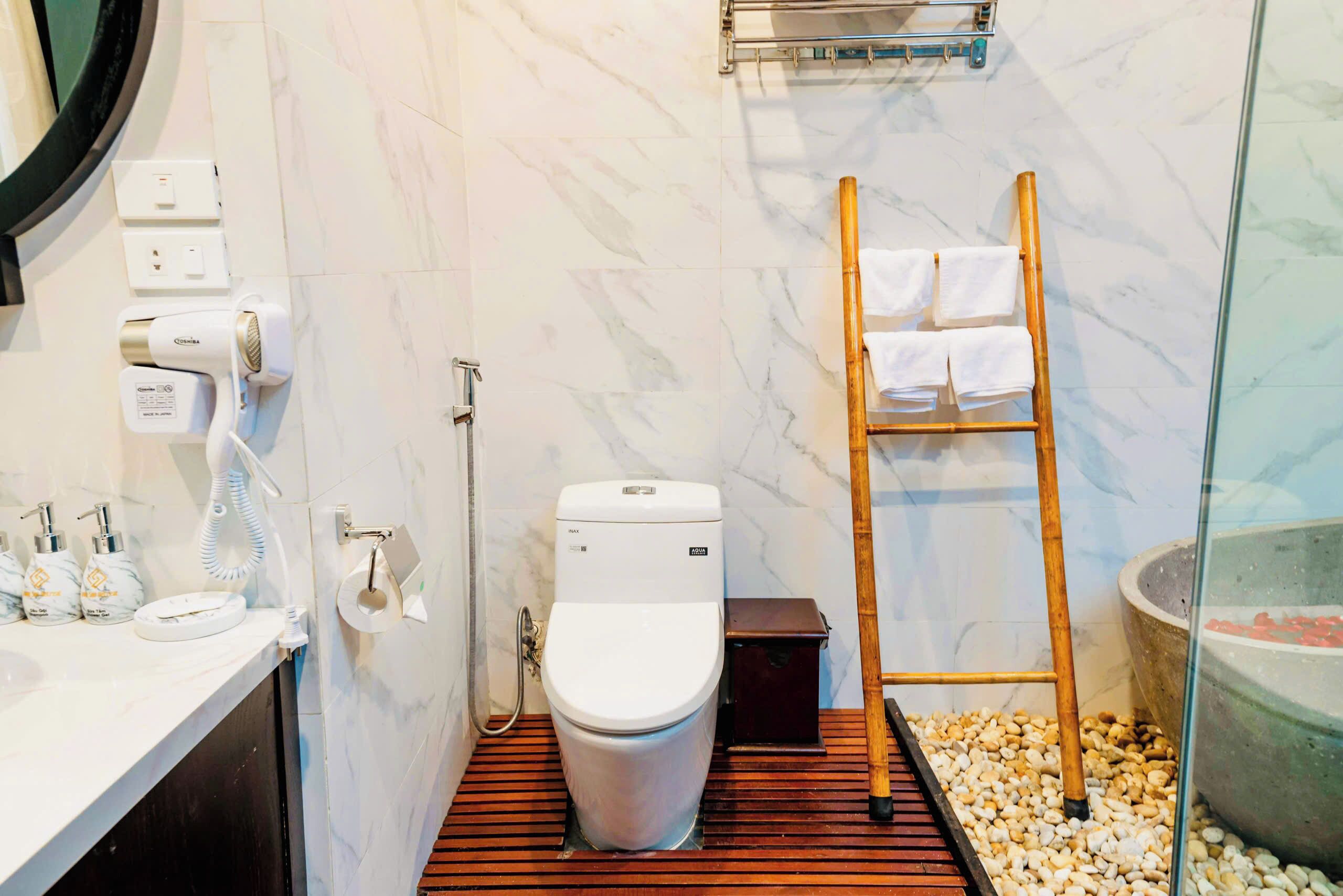 Bungalow Deluxe, ban công, quang cảnh vườn | Phòng tắm | Máy sấy tóc, dép đi trong nhà, khăn tắm, xà phòng 