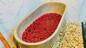 Deluxe-Bungalow, Balkon, Gartenblick | Wellness