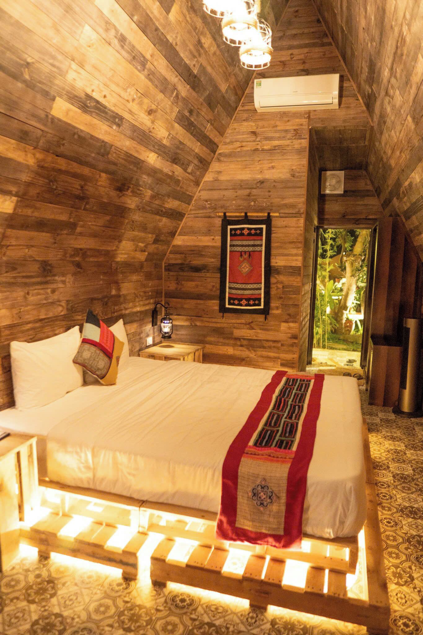 Romantic Bungalow, 1 King Bed, Patio, Pool View | Desk, soundproofing, iron/ironing board, free WiFi