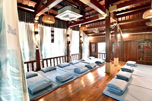 Individually furnished, desk, soundproofing, iron/ironing board - Luong Son Retreat (Luong Son)