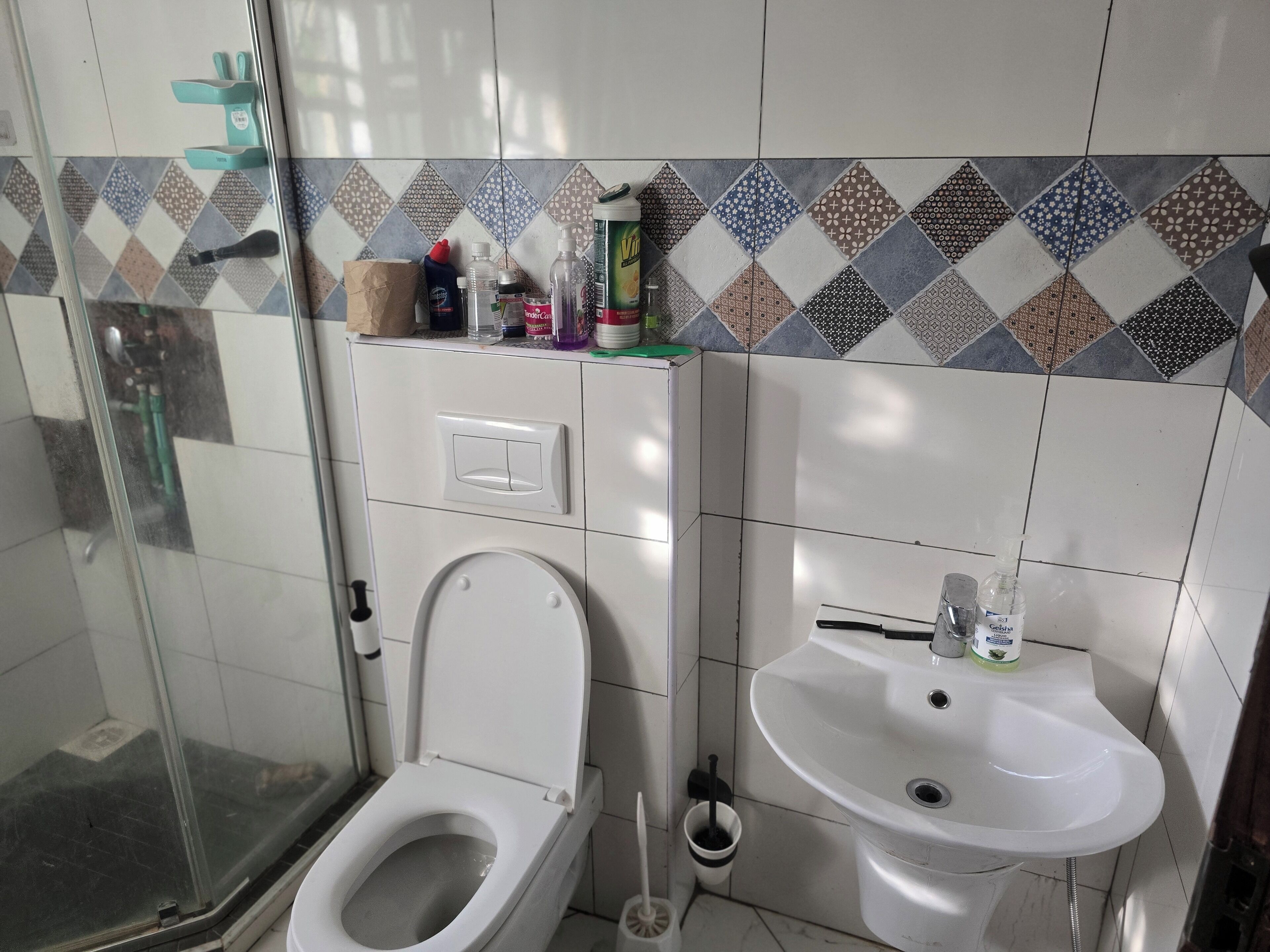 Toallas, jabón, papel de baño 