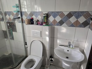 Toallas, jabón, papel de baño 