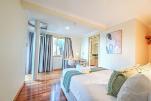 Deluxe Townhome, River View | Iron/ironing board, free WiFi - StayAU Riverfront Paradise Pet friendly (Beauty Point)
