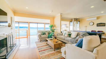 Deluxe Townhome, River View | Living area