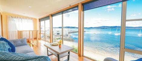 Deluxe Townhome, River View | Living area