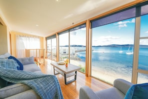 Deluxe Townhome, River View | Living area