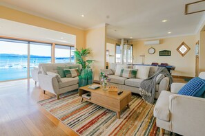 Deluxe Townhome, River View | Living area