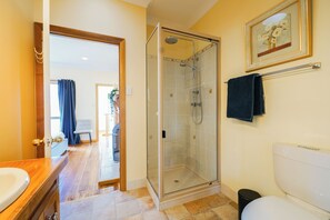 Deluxe Townhome, River View | Bathroom | Hair dryer, towels