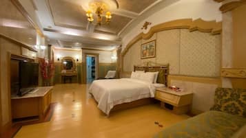 Escritorio y espacio para trabajar con laptop