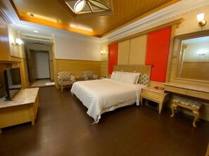 Deluxe-dobbeltværelse | Skrivebord, arbejdsområde til bærbare computere