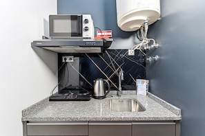 Cafetière-théière, four à micro-ondes, grille-pain