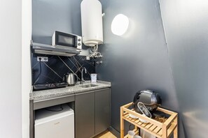 Microondas, cafetera y tetera y tostadora 