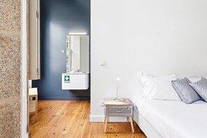 Iron/ironing board, internet, bed sheets - GuestReady - Charming Studio in Porto's Heart (Porto)
