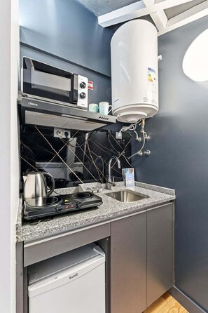 Microwave, coffee/tea maker, toaster - GuestReady - charming studio in Porto's heart (Porto)