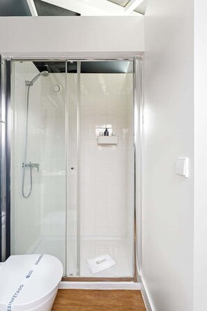 Shower, hair dryer, towels - GuestReady - charming studio in Porto's heart (Porto)