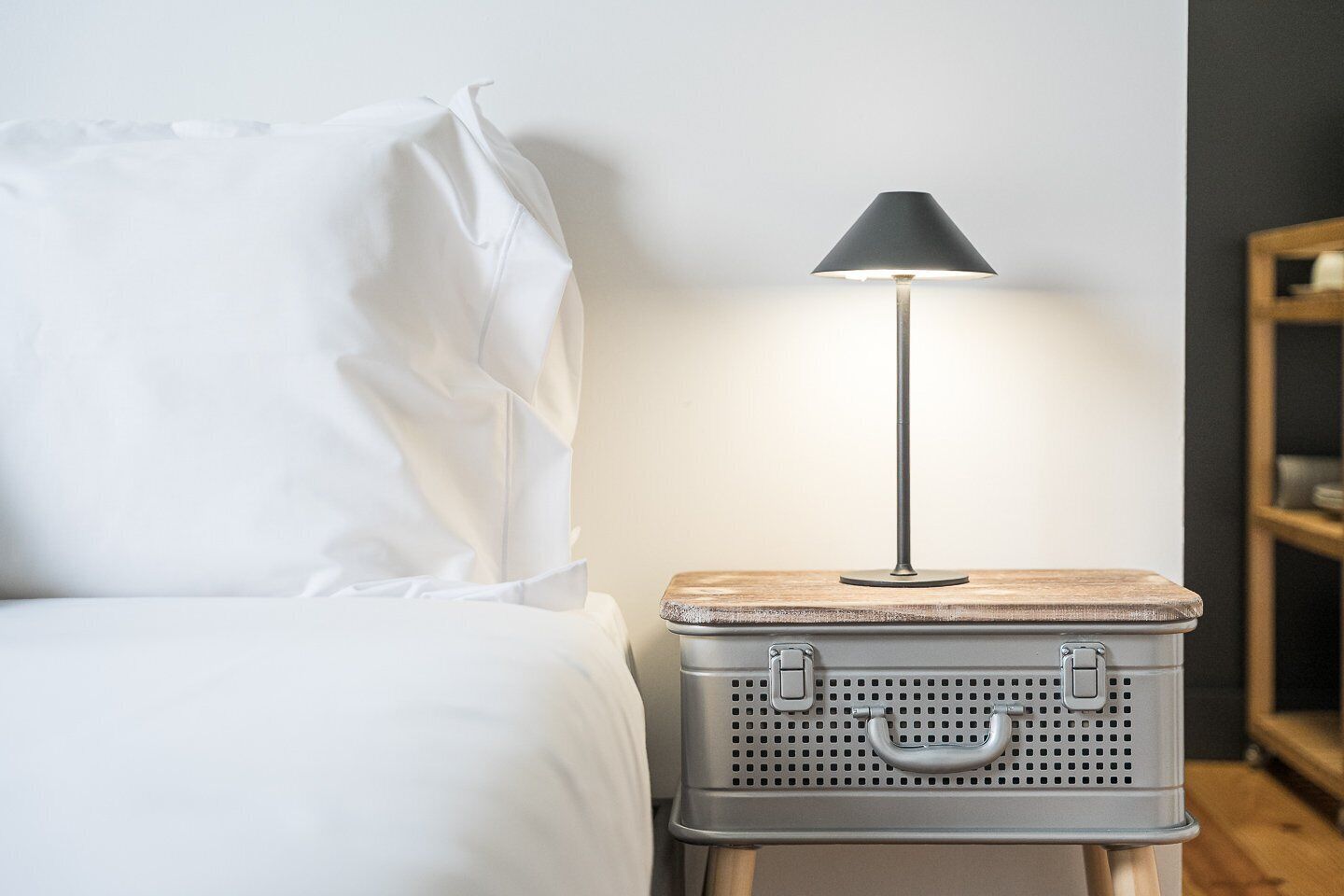 Tabla de planchar con plancha, acceso a internet y ropa de cama 
