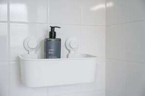 Shower, hair dryer, towels - GuestReady - charming studio in Porto's heart (Porto)