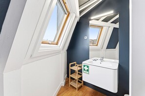 Shower, hair dryer, towels - GuestReady - charming studio in Porto's heart (Porto)
