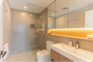 Hair dryer, towels, soap, toilet paper - Serene Hinterland Views from the Casino (Broadbeach)