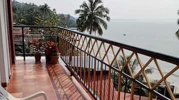 Premium kamer, uitzicht op het strand | Terrein van de accommodatie