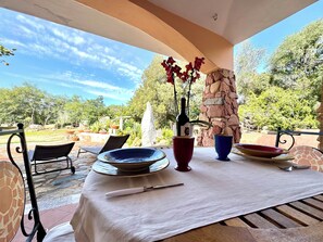 Outdoor dining - " Colori di Sardegna Belvedere " (Bari Sardo)