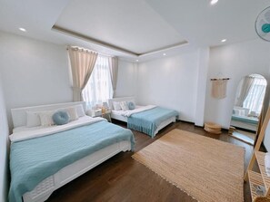 Deluxe-Vierbettzimmer, Stadtblick | Verdunkelungsvorhänge, kostenloses WLAN