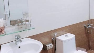 Sturta, hárblásari, inniskór, handklæði