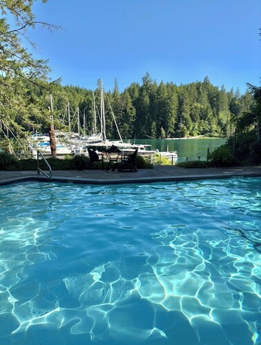 Sweet Suite w/beautiful marina views in Brinnon perfect for a romantic getaway!