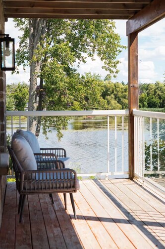 Luxury family retreat on lakefront with breathtaking view, game room, gym &more!