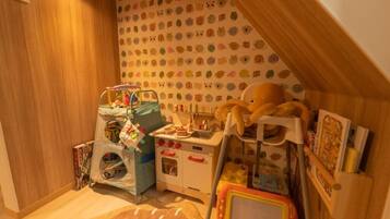 Huvila, tupakointi kielletty, vuoristonäköala | Lasten alue