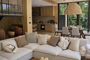 TV, stereo, offices - Luxury Villa in Corasol 4BR, Private Pool (Playa del Carmen)