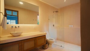 تجهيزات دش، مجففات شعر، مناشف، صابون