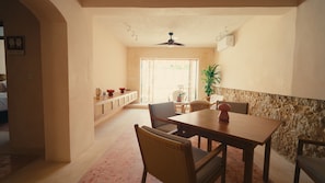 Dining - THE TWO BULLS, QUADRUPLE ROOM (Mérida)
