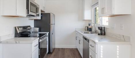 雪櫃、微波爐、焗爐、洗碗機