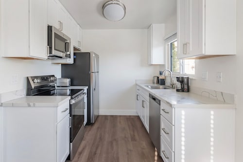 Blueground | Millbrae, washer, nr Millbrae Park