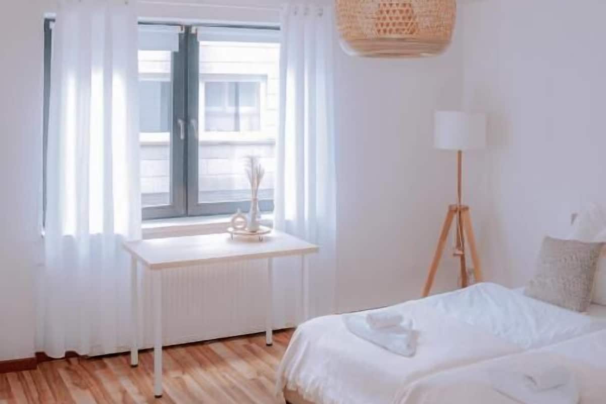 Estudio | Escritorio, tabla de planchar con plancha, wifi gratis