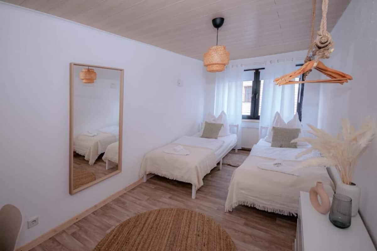 Habitación individual básica | Escritorio, tabla de planchar con plancha, wifi gratis