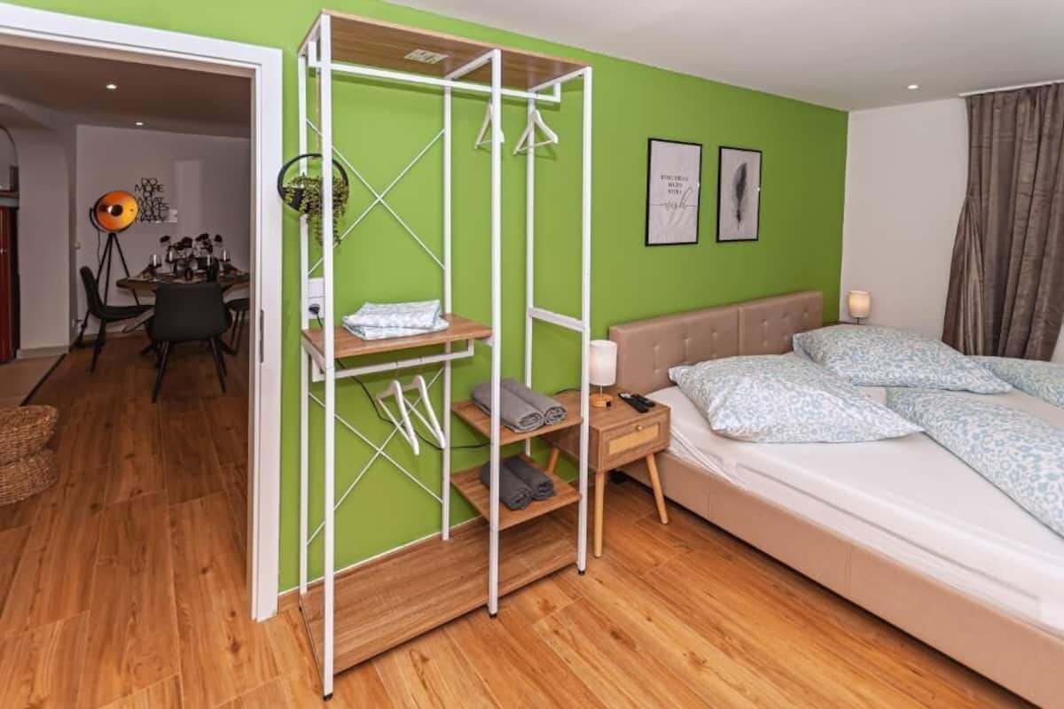 Estudio familiar | Escritorio, tabla de planchar con plancha, wifi gratis