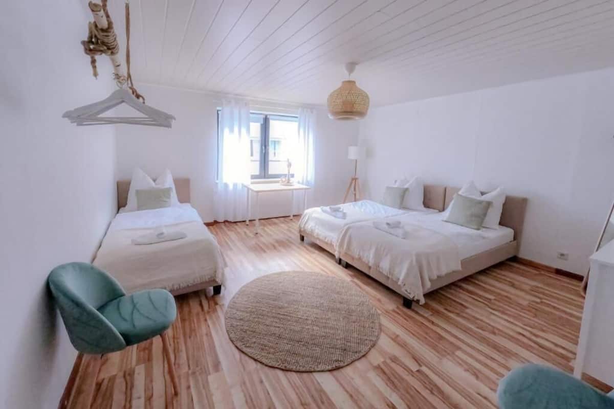 Habitación triple | Escritorio, tabla de planchar con plancha, wifi gratis