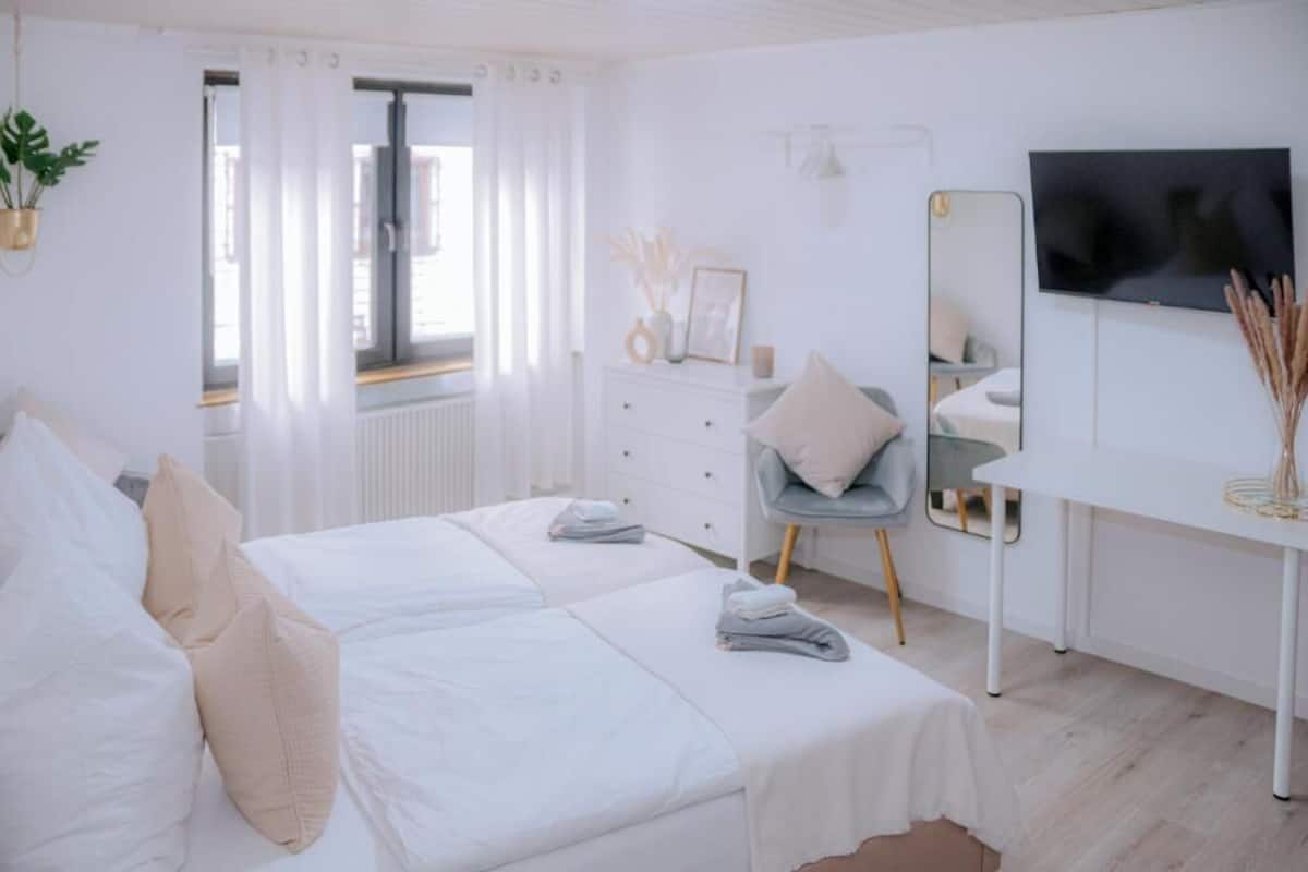 Estudio Confort | Escritorio, tabla de planchar con plancha, wifi gratis