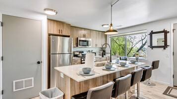 Een koelkast, een microgolfoven, een oven, een kookplaat