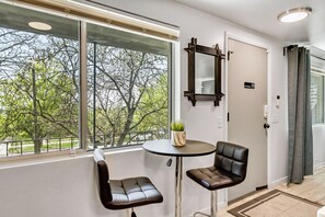 Dining - Charming 2BR/1BA Downtown SLC w/ Wi-Fi Near Capitol & Convention Center Sleeps 5 (Salt Lake City)